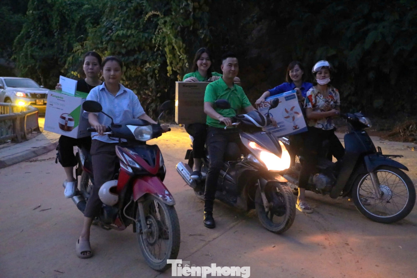 Đoàn công tác của báo Tiền Phong cùng Tập đoàn Kangaroo với sự tham gia của á hậu Ngô Thanh Thanh Tú vào các gia đình bị thiệt hại tại Yên Bái để thăm, tặng quà Đoàn công tác của báo Tiền Phong cùng Tập đoàn Kangaroo với sự tham gia của á hậu Ngô Thanh Thanh Tú vào các gia đình bị thiệt hại tại Yên Bái để thăm, tặng quà