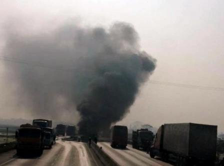 Xe tải bốc cháy ngùn ngụt sau va chạm giao thông ảnh 1