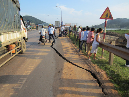 Quốc lộ 1A tại Nghi Yên bị nứt sau chấn động vụ nổ