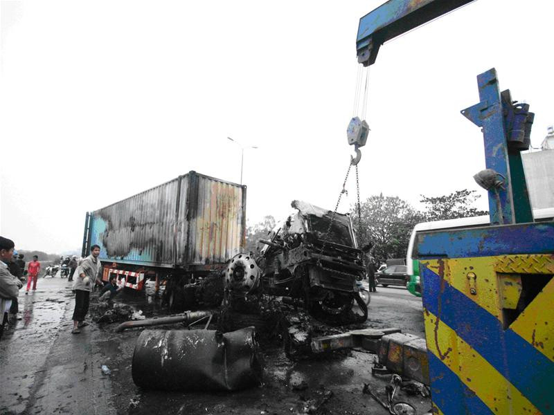 Những gì còn lại của chiếc container . Ảnh : PV