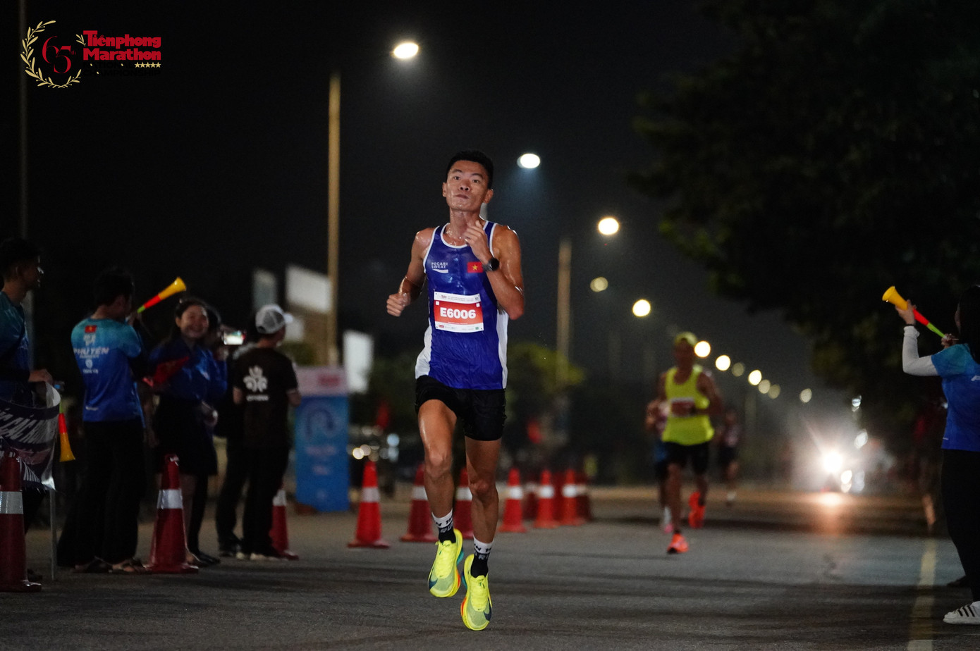 Hứa Thuận Long trên đường chạy Tiền Phong Marathon Phú Yên Hứa Thuận Long trên đường chạy Tiền Phong Marathon Phú Yên