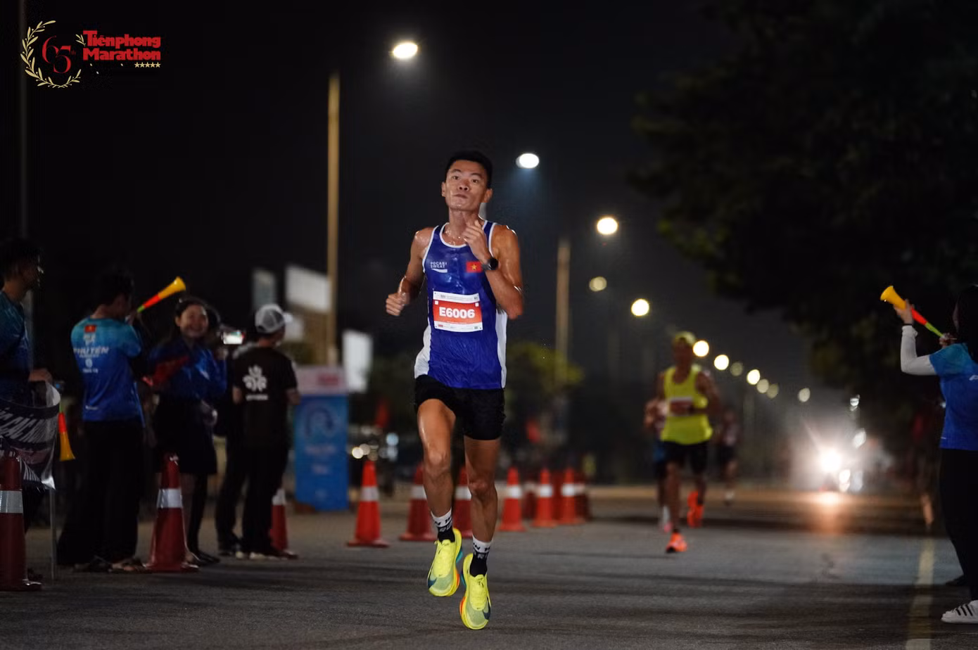 Hứa Thuận Long trên đường chạy Tiền Phong Marathon Phú Yên