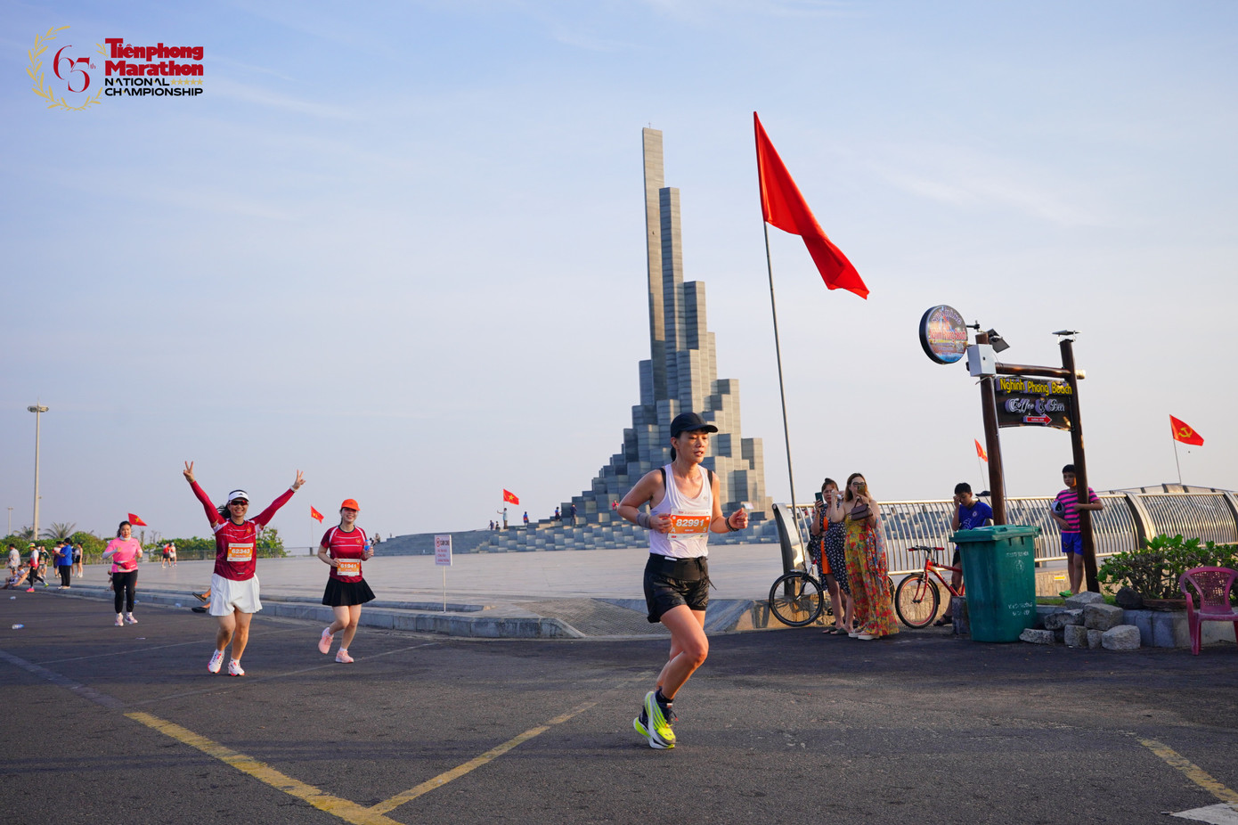 Chị Đào Thu Hiền trên đường chạy Tiền Phong Marathon Phú Yên Chị Đào Thu Hiền trên đường chạy Tiền Phong Marathon Phú Yên