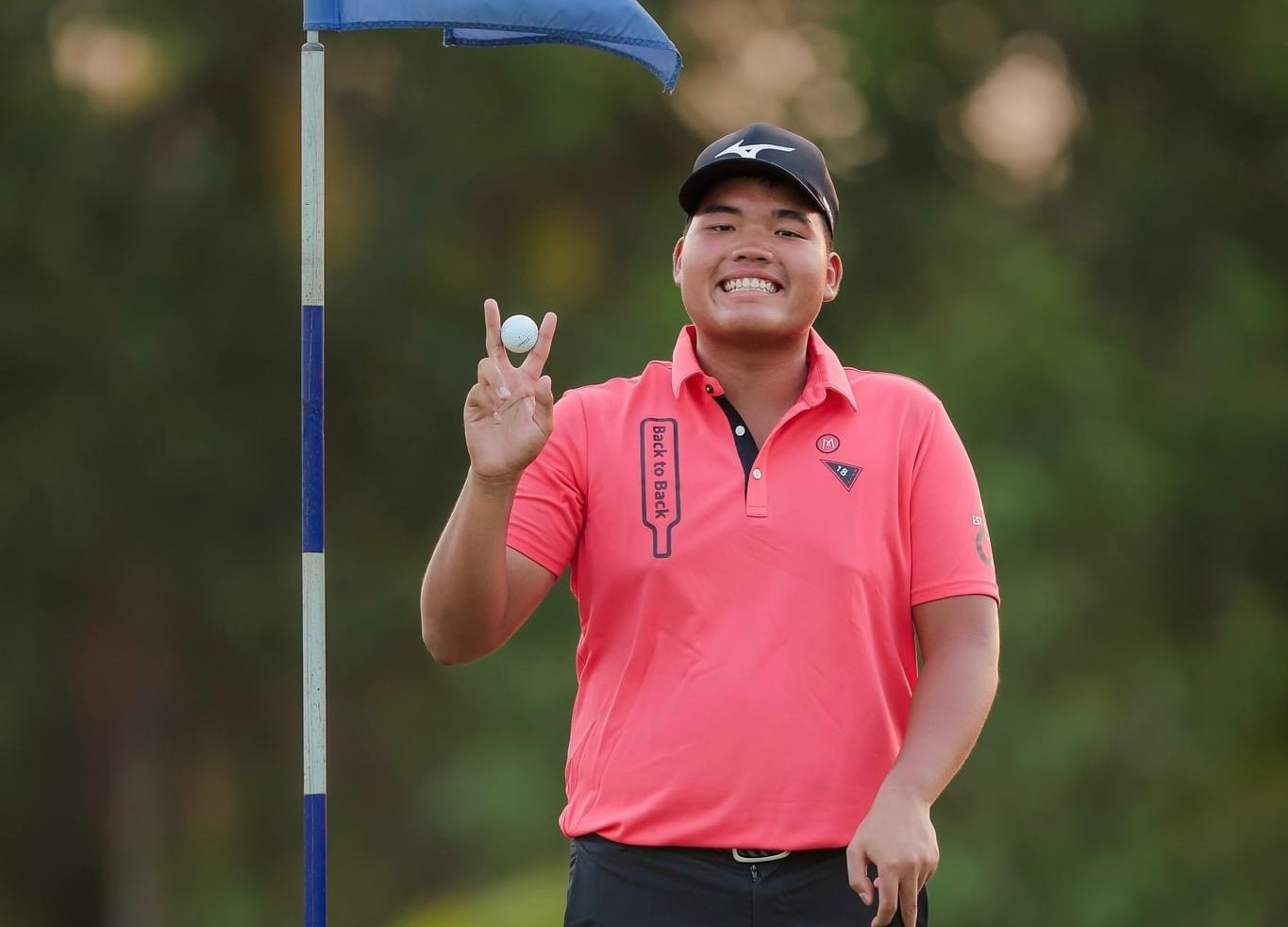 Nguyễn Đức Sơn ghi HIO trên sân West Lakes Golf & Villas. Ảnh: VGA Nguyễn Đức Sơn ghi HIO trên sân West Lakes Golf & Villas. Ảnh: VGA