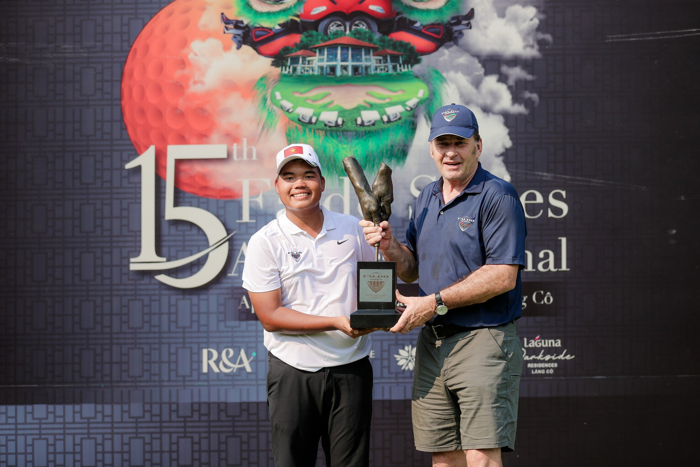 Sir Nick Faldo trao cúp cho nhà vô địch Nguyễn Đức Sơn. Ảnh: VGA Sir Nick Faldo trao cúp cho nhà vô địch Nguyễn Đức Sơn. Ảnh: VGA