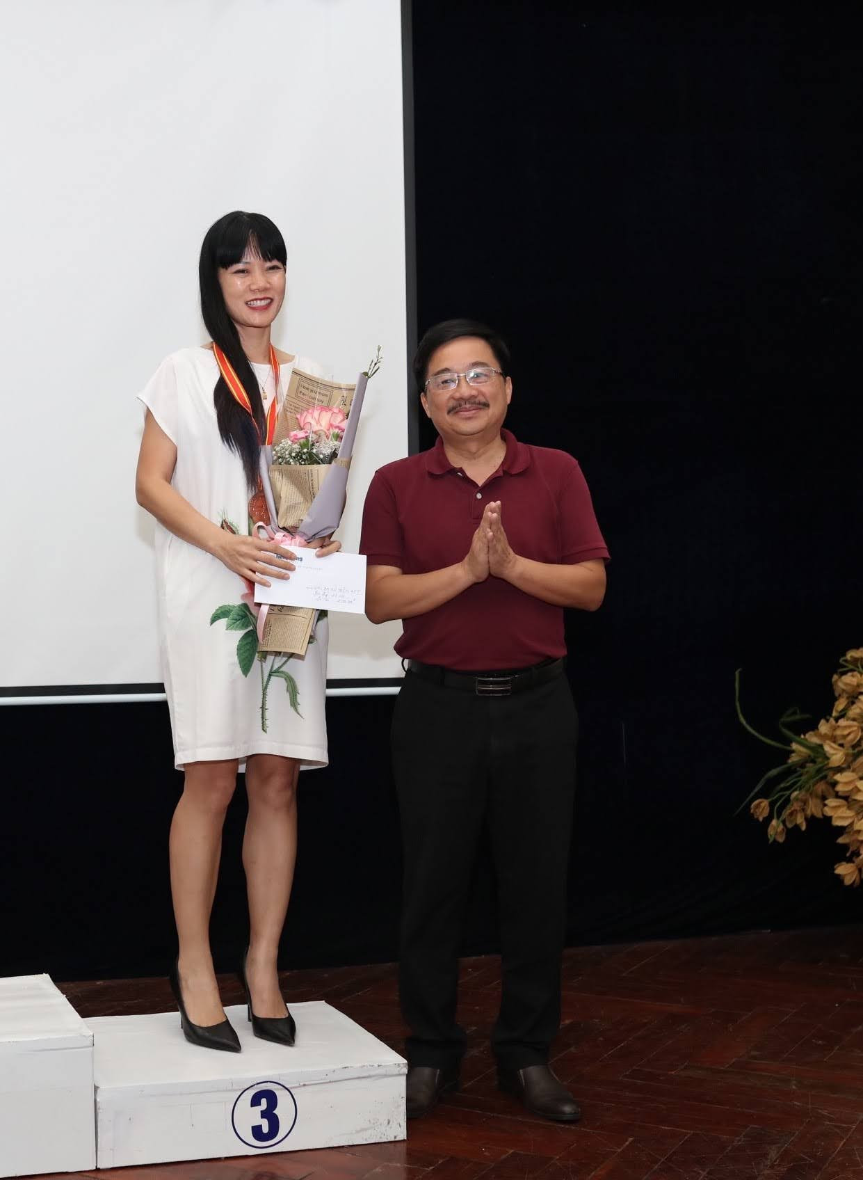 Chị Đào Thu Hiền giành hạng 3 nhóm tuổi cự ly 21km trong lần đầu dự Tiền Phong Marathon tại Gia Lai Chị Đào Thu Hiền giành hạng 3 nhóm tuổi cự ly 21km trong lần đầu dự Tiền Phong Marathon tại Gia Lai