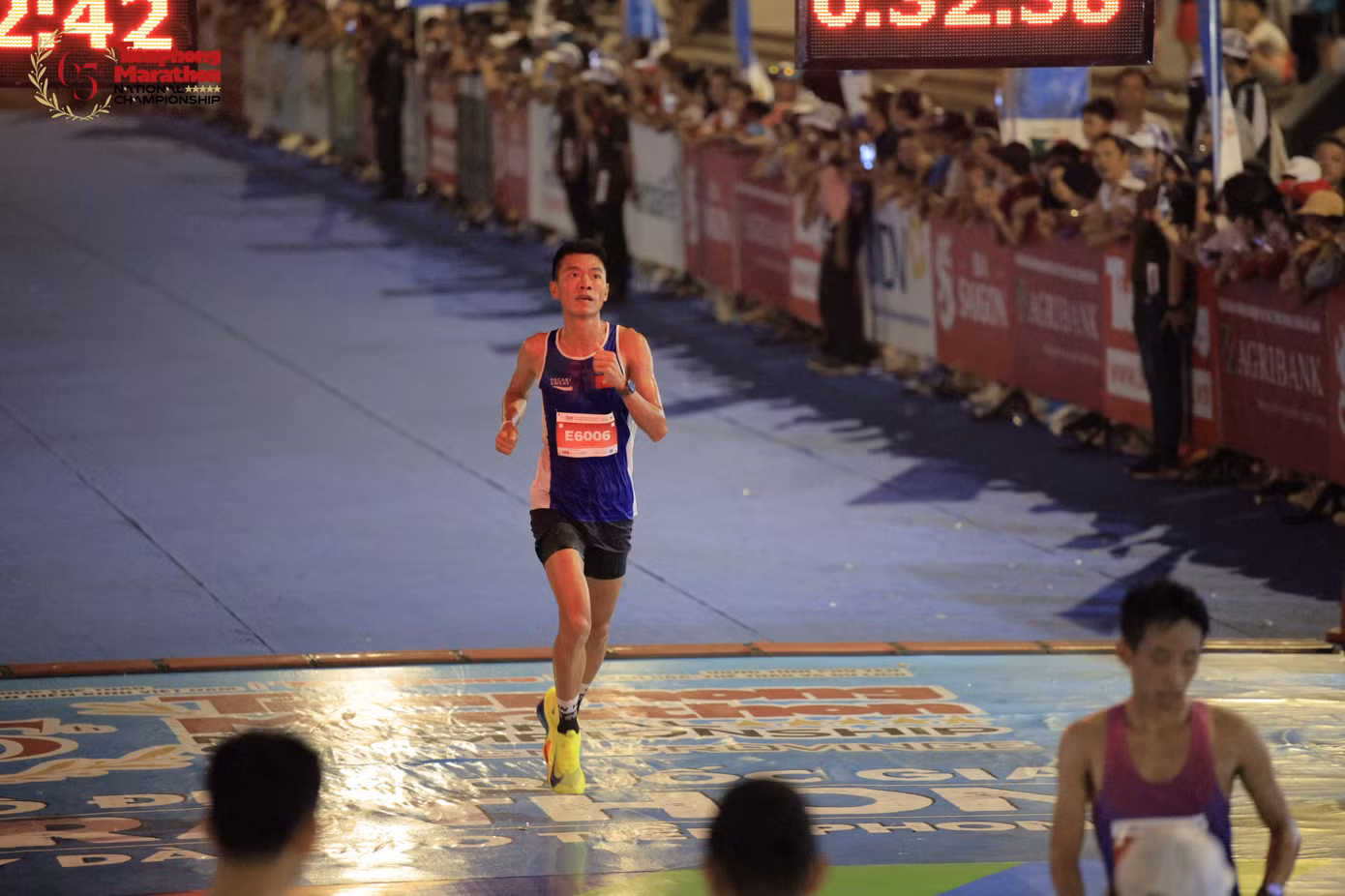 Hứa Thuận Long trên đường chạy Tiền Phong Marathon Phú Yên