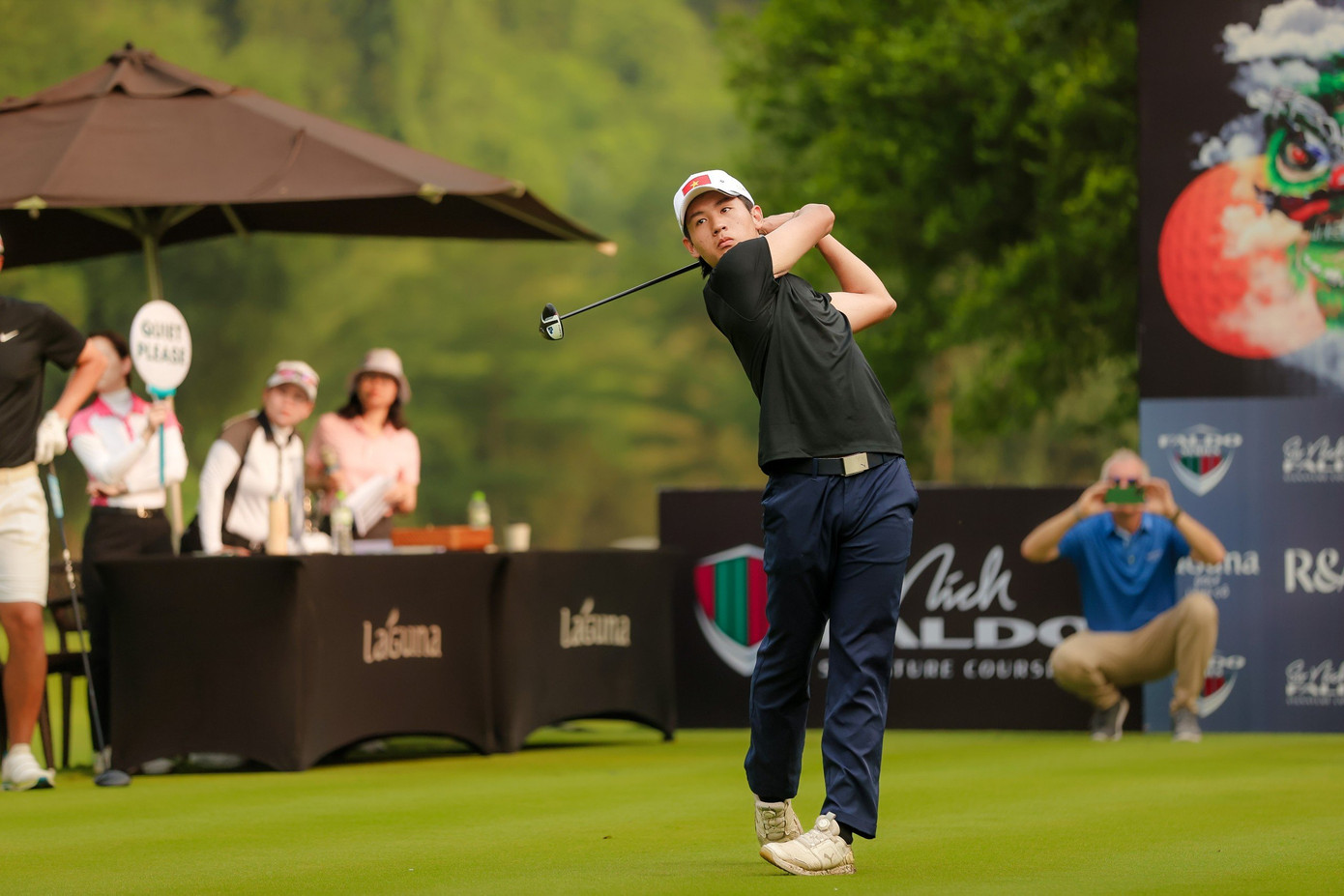 Đoàn Uy đánh âm gậy vòng 2