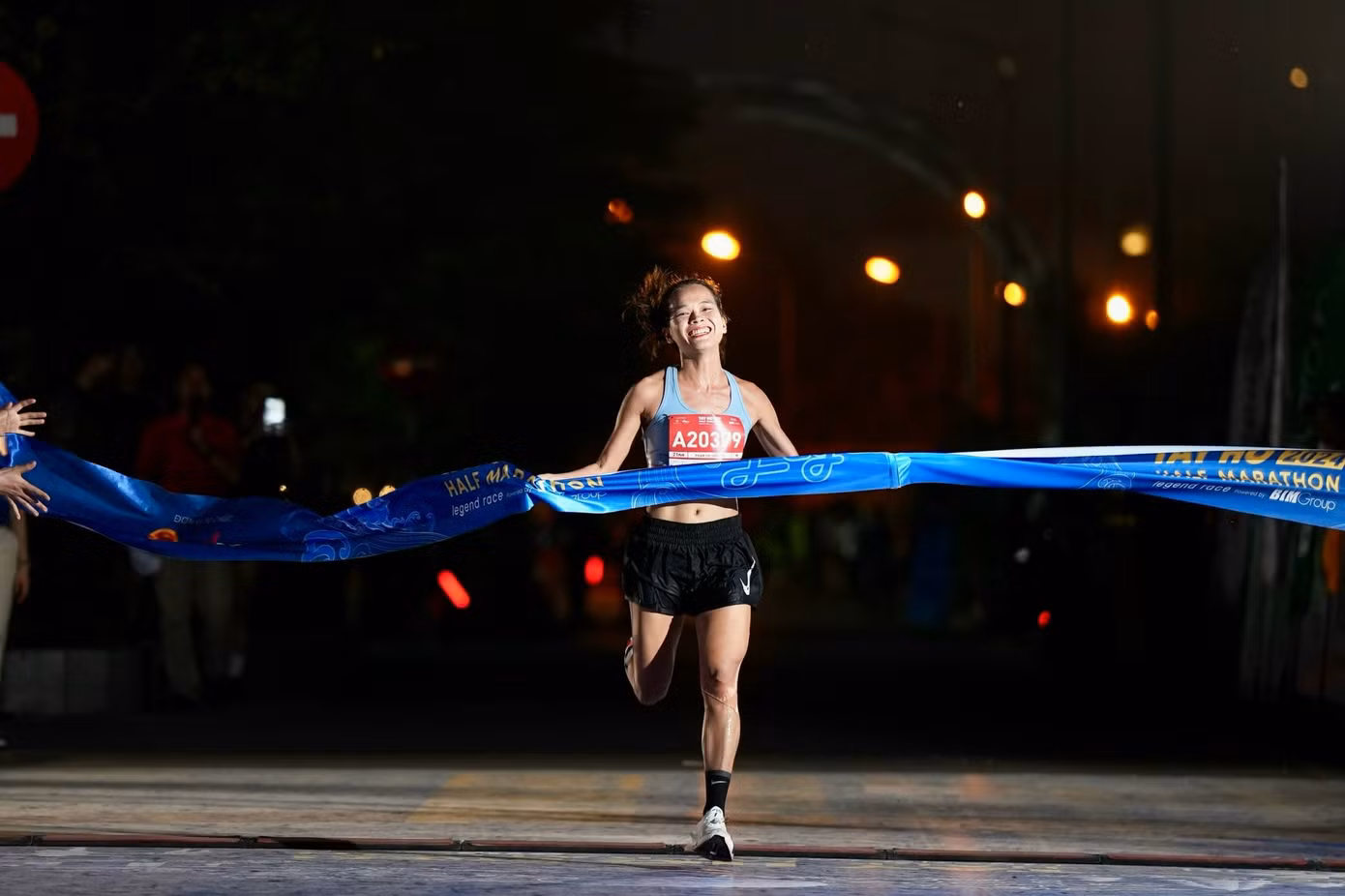 Phạm Thị Hồng Lệ phá kỷ lục giải Tay Ho Half Marathon 2024