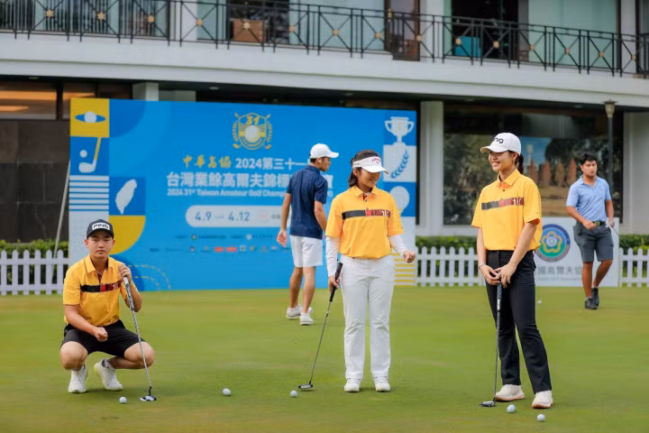 Tuyển thủ Việt Nam tham gia đánh tập trên sân Kaohsiung Golf &amp; Country Club. Ảnh: VGA.