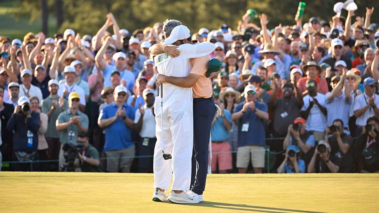 Scottie Scheffler và caddie Ted Scott ôm nhau ăn mừng chiến thắng