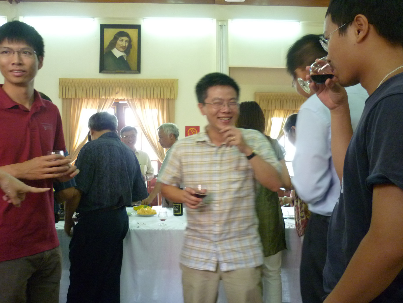 GS Châu trao đổi với đồng nghiệp