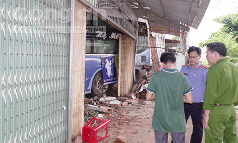 Hãi hùng xe giường nằm ủi bay 4 nhà dân ảnh 7