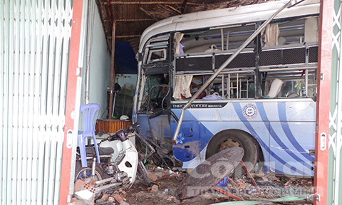 Hãi hùng xe giường nằm ủi bay 4 nhà dân ảnh 4