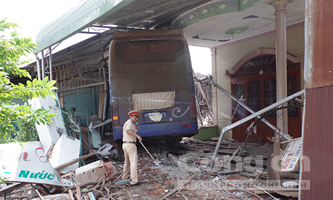 Hãi hùng xe giường nằm ủi bay 4 nhà dân ảnh 2