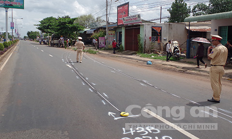 Hãi hùng xe giường nằm ủi bay 4 nhà dân ảnh 9