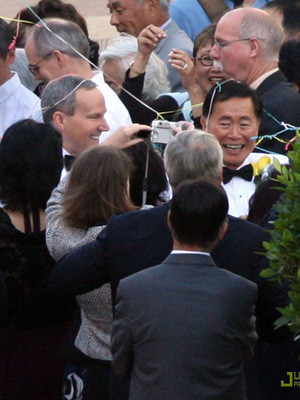 Cặp đôi rất hạnh phúc trong vòng vây của bạn bè và người thân. Ảnh : JustJared