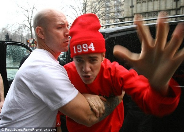 Chàng ca sĩ của Baby còn đòi đánh tay săn ảnh và gục ngã khi đang biểu diễn trên sân khấu