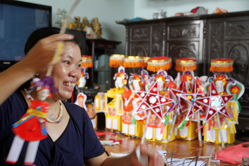 Là người thứ theo nghề truyền thống nhiều đời của gia đình, thu nhập cũng không đáng kể, song nghệ nhân này cho biết, nhìn thấy niềm vui và sự háo hức tìm hiểu ý nghĩa từng món đồ chơi của bọn trẻ chị lại có thêm động lực để đeo đuổi nghề. 