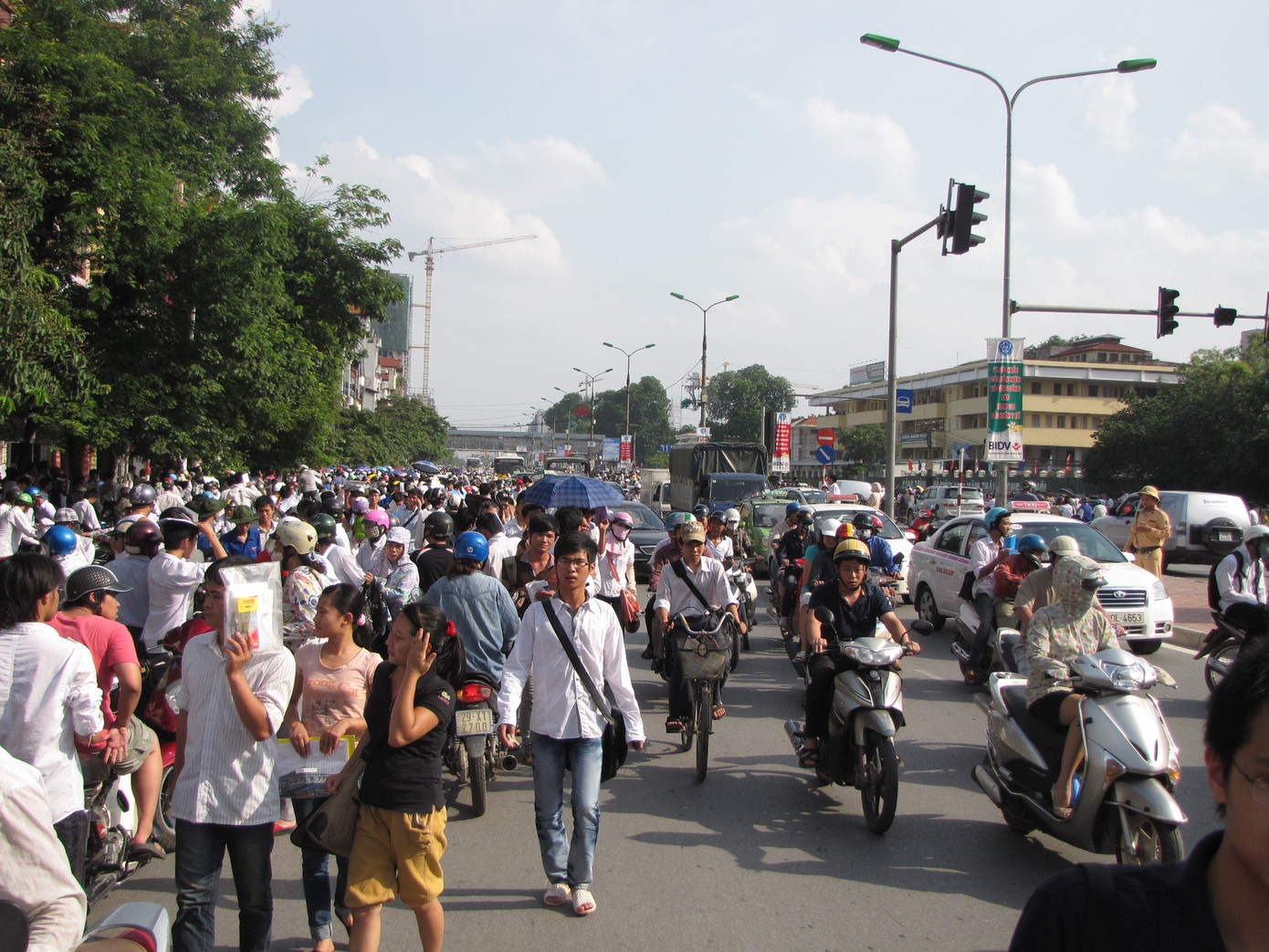 Khoảng 20 phút, đường Giải Phóng hết ùn tắc cục bộ do sĩ tử đã ra về gần hết