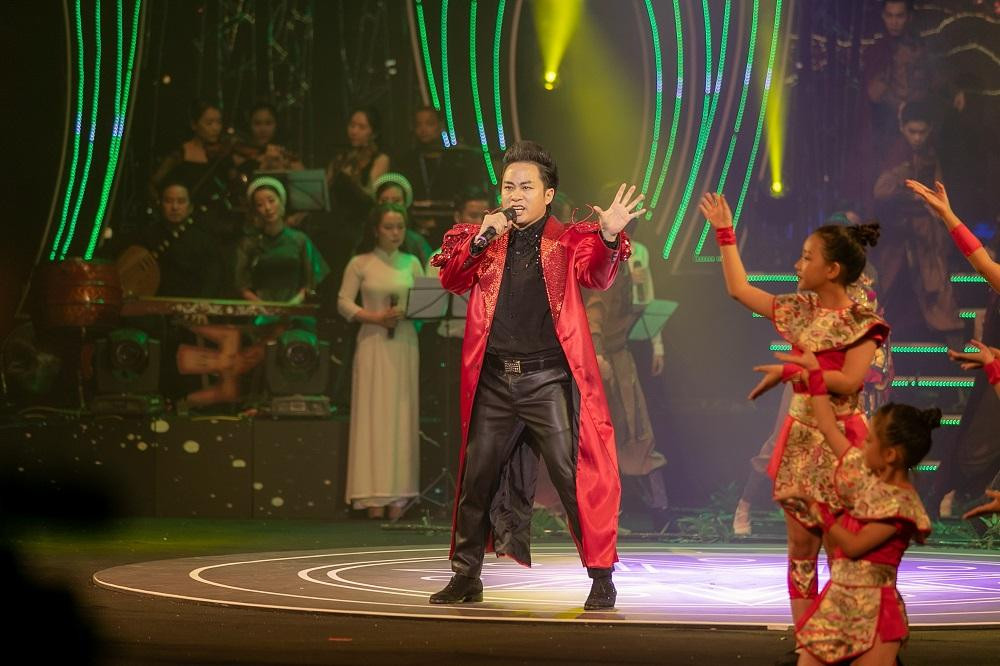 Trong đêm nhạc “Tổ quốc tôi", ca sĩ Tùng Dương thể hiện hai ca khúc là “Thánh Gióng - khát vọng Việt Nam” và “Hào hùng Bạch Đằng giang” Trong đêm nhạc “Tổ quốc tôi", ca sĩ Tùng Dương thể hiện hai ca khúc là “Thánh Gióng - khát vọng Việt Nam” và “Hào hùng Bạch Đằng giang”