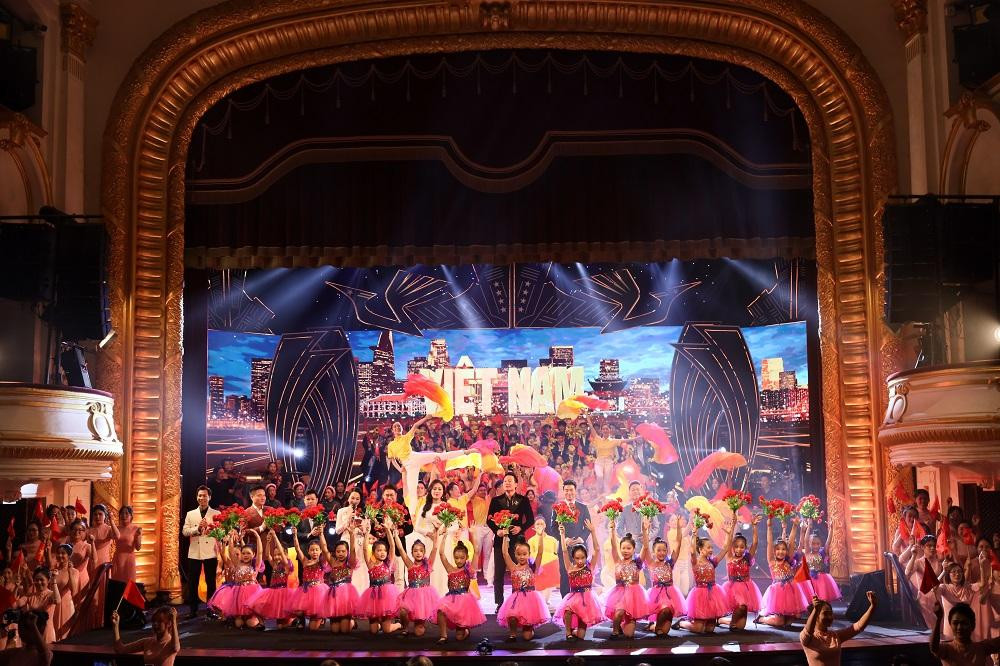 Tùng Dương bùng nổ trong đêm nhạc Nguyễn Anh Trí - Tổ quốc tôi ảnh 4 Tùng Dương bùng nổ trong đêm nhạc Nguyễn Anh Trí - Tổ quốc tôi ảnh 4