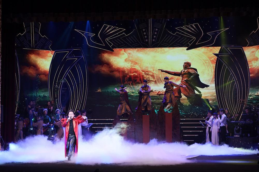 Bằng giọng ca nội lực và cách xử lý tinh tế, Tùng Dương đã thể hiện được đúng tinh thần bài hát và tạo dấu ấn đặc biệt trong lòng khán giả Bằng giọng ca nội lực và cách xử lý tinh tế, Tùng Dương đã thể hiện được đúng tinh thần bài hát và tạo dấu ấn đặc biệt trong lòng khán giả