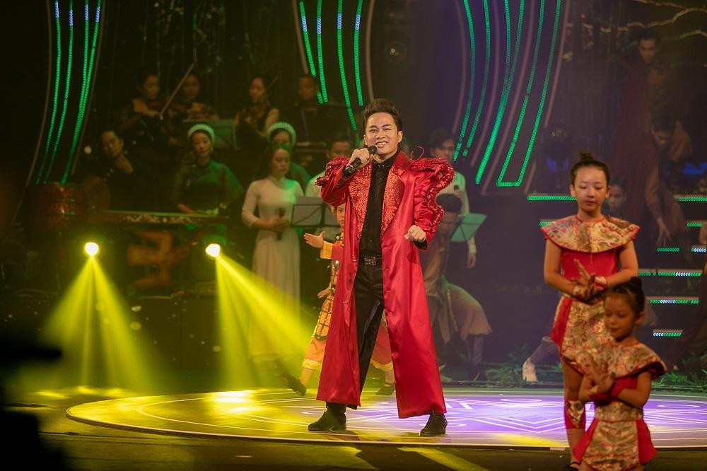 Giọng ca nội lực của ca sĩ Tùng Dương thổi bừng khí thế hào hùng qua hai ca khúc “Thánh Gióng - khát vọng Việt Nam” và “Hào hùng Bạch Đằng giang” trong Đêm nhạc “Tổ quốc tôi”