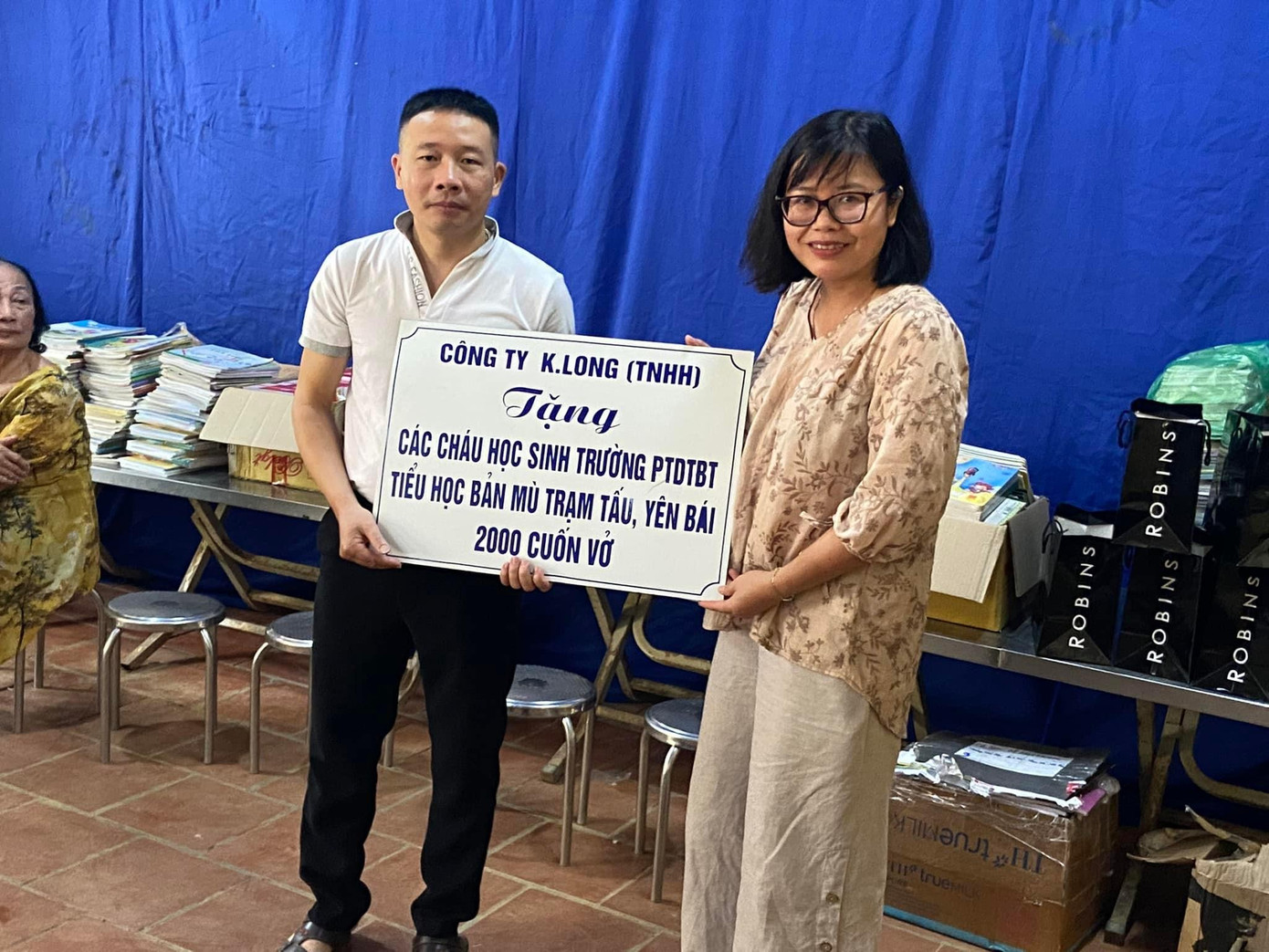 Các nhà hảo tâm gửi tặng thầy trò nhà trường