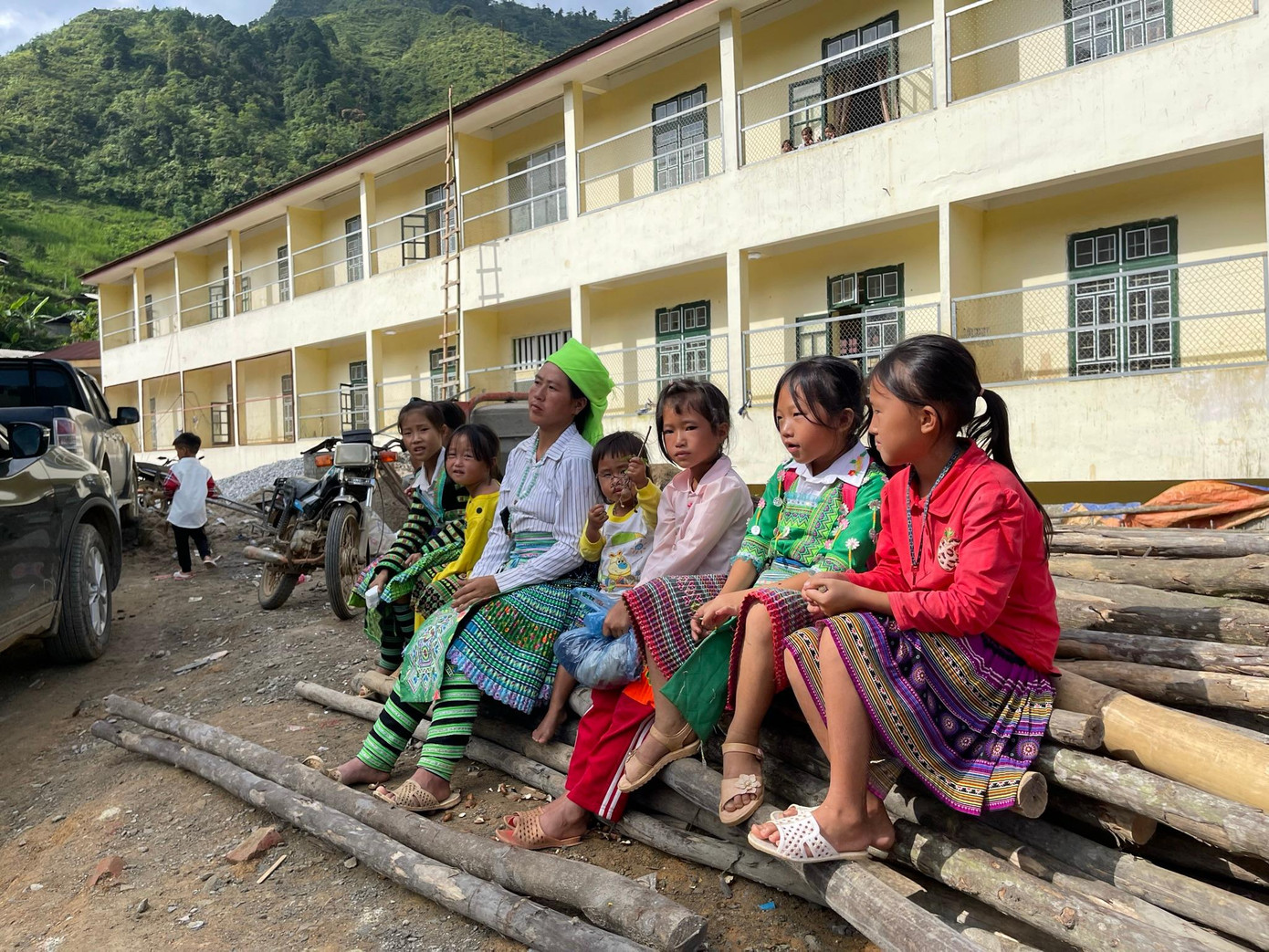 Sân trường ngổn ngang vật liệu xây dựng dãy phòng học mới