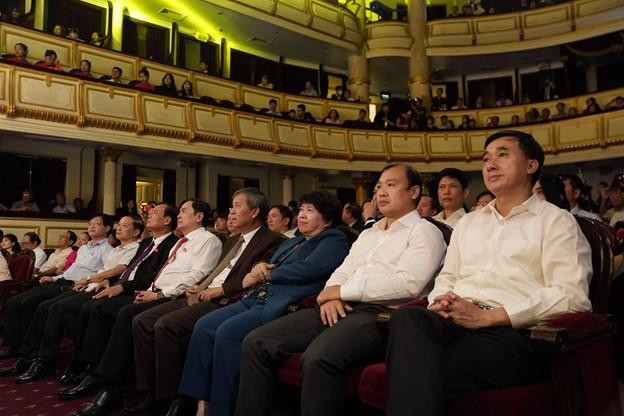 Đông đảo khán giả là các vị lãnh đạo Đảng, Nhà nước, lãnh đạo các Bộ, ban, ngành, các vị khách quý, bạn bè, gia đình,... đã đến dự tại Nhà hát lớn Đông đảo khán giả là các vị lãnh đạo Đảng, Nhà nước, lãnh đạo các Bộ, ban, ngành, các vị khách quý, bạn bè, gia đình,... đã đến dự tại Nhà hát lớn