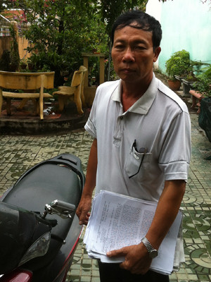 Ông Nguyễn Xuân Phương ôm đơn đi đòi quyền lợi. ẢNH: SÁU NGHỆ. Ông Nguyễn Xuân Phương ôm đơn đi đòi quyền lợi. ẢNH: SÁU NGHỆ