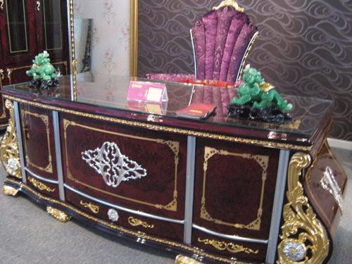 Bàn làm việc giá 250 triệu đồng