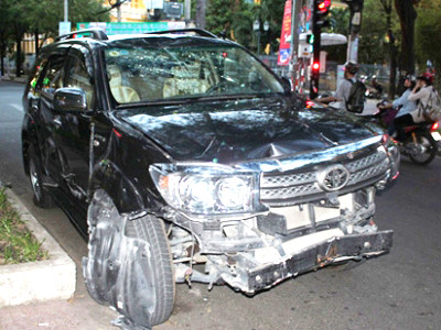 Xe Fortuner do ông Lê Tôn Thanh điều khiển bị bể nát dàn đầu sau khi gây ra vụ tông xe liên hoàn