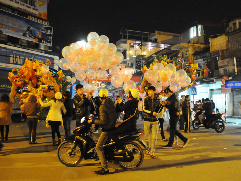 Trời đã rạng sáng, những người lao động nghèo khổ cũng bắt đầu trở về căn phòng trọ, cầu mong cho họ một năm mới thật sung túc, đủ đầy, ấm no, hạnh phúc!