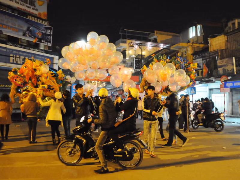 Trời đã rạng sáng, những người lao động nghèo khổ cũng bắt đầu trở về căn phòng trọ, cầu mong cho họ một năm mới thật sung túc, đủ đầy, ấm no, hạnh phúc!