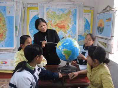 Dù giáo dục được xem là quốc sách hàng đầu nhưng nghề giáo chưa được đãi ngộ tương xứng. Ảnh: QH. Dù giáo dục được xem là quốc sách hàng đầu nhưng nghề giáo chưa được đãi ngộ tương xứng. Ảnh: QH