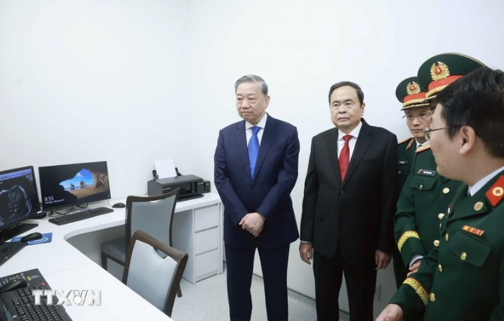 Tổng Bí thư Tô Lâm, Chủ tịch Quốc hội Trần Thanh Mẫn và các đại biểu thăm Viện Bảo vệ, chăm sóc sức khỏe Cán bộ Trung ương (A11) và Viện Lâm sàng các bệnh truyền nhiễm (A4). (Ảnh: Thống Nhất/TTXVN) Tổng Bí thư Tô Lâm, Chủ tịch Quốc hội Trần Thanh Mẫn và các đại biểu thăm Viện Bảo vệ, chăm sóc sức khỏe Cán bộ Trung ương (A11) và Viện Lâm sàng các bệnh truyền nhiễm (A4). (Ảnh: Thống Nhất/TTXVN)