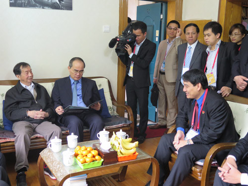 Chủ tịch Ủy ban MTTQ Việt Nam Nguyễn Thiện Nhân và Bí thư thứ nhất Trung ương Đoàn TNSC Hồ Chí Minh Nguyễn Đắc Vinh, thăm gia đình giáo sư Phạm Hồng Quý, 80 tuổi, dịch giả nhiều cuốn sách viết về Việt Nam ra tiếng Trung Quốc. . Chủ tịch Ủy ban MTTQ Việt Nam Nguyễn Thiện Nhân và Bí thư thứ nhất Trung ương Đoàn TNSC Hồ Chí Minh Nguyễn Đắc Vinh đã đến thăm gia đình giáo sư Phạm Hồng Quý 80 tuổi, nhà dân tộc có nhiều nghiên cứu về Việt Nam, dịch giả nhiều cuốn sách viết về Việt Nam ra tiếng Trung Quốc.