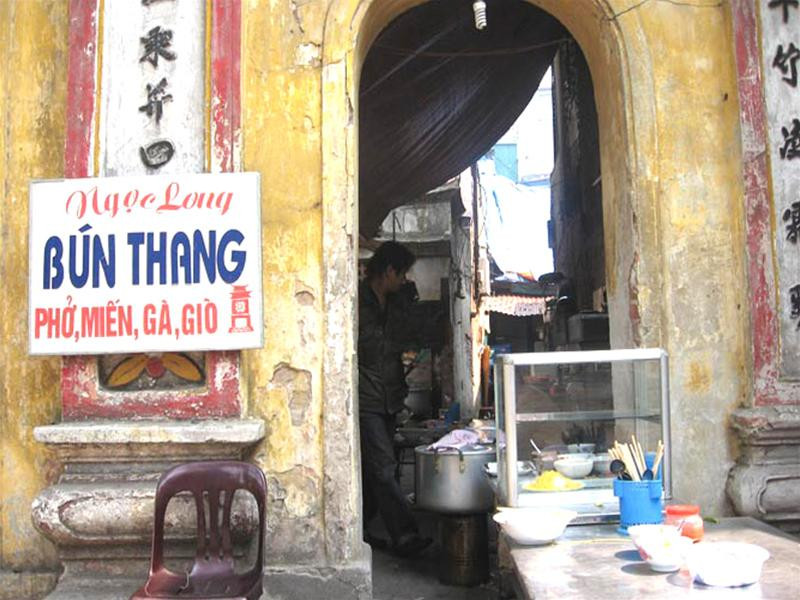 Sân và cổng chùa Vĩnh Trù (phố Hàng Lược, quận Hoàn Kiếm) bị biến thành quán ăn Lời thỉnh cầu ở Giếng Ngọc Mắt Rồng (Đình Kim Liên, phường Kim Liên, quận Đống Đa) thành nơi chứa rác, nước thải