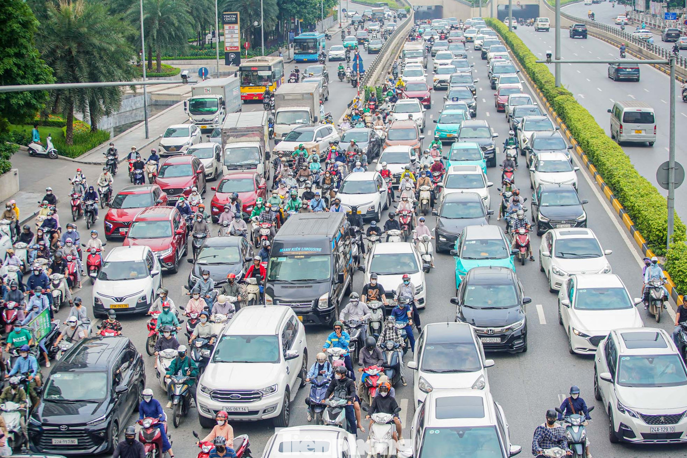 Tuyến đường Trần Duy Hưng - Nguyễn Chí Thanh là một trong những trục chính giao thông, cửa ngõ phía Tây của Thủ đô, kết nối đường Vành đai 1-2-3, Đại lộ Thăng Long.... Tuyến đường Trần Duy Hưng - Nguyễn Chí Thanh là một trong những trục chính giao thông, cửa ngõ phía Tây của Thủ đô, kết nối đường Vành đai 1-2-3, Đại lộ Thăng Long....