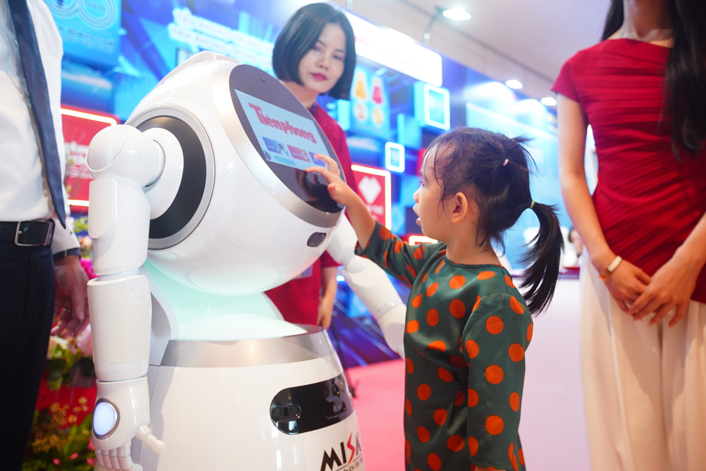 Chú robot thu hút người xem bằng những trải nghiệm mới lạ.