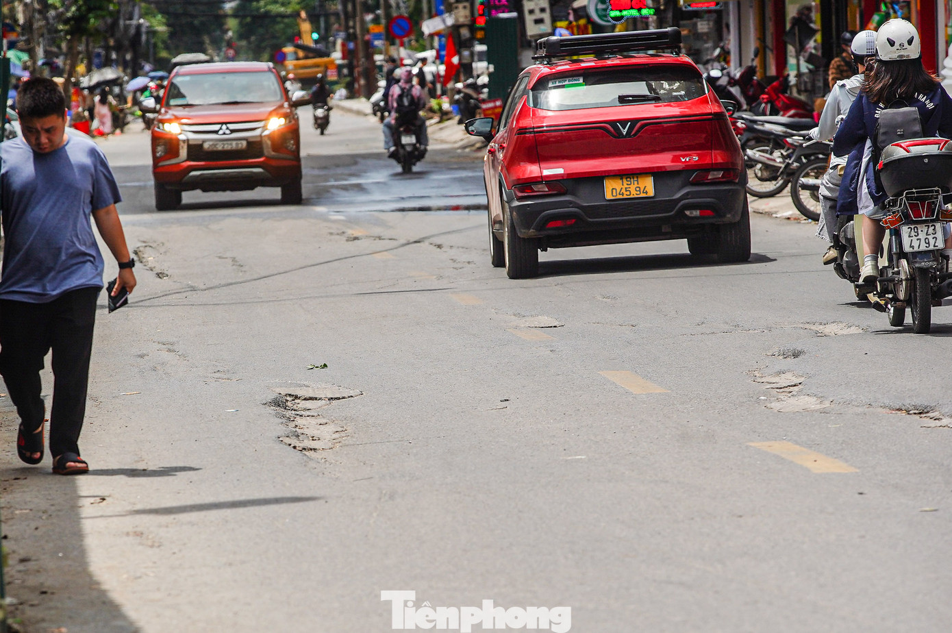 Mặt đường Nguyễn Tuân nham nhở.