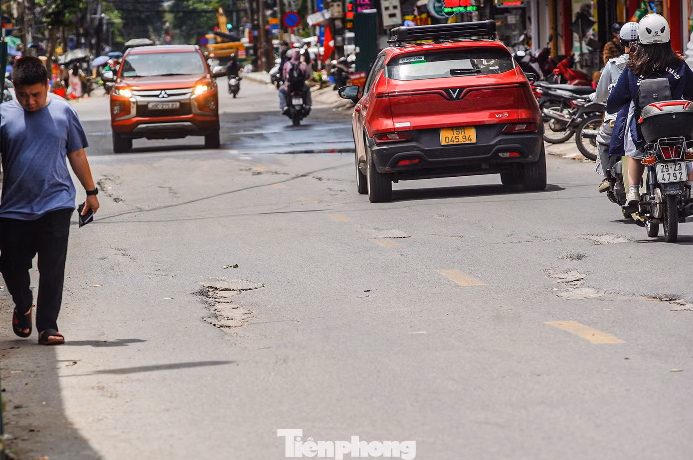 Mặt đường Nguyễn Tuân nham nhở.