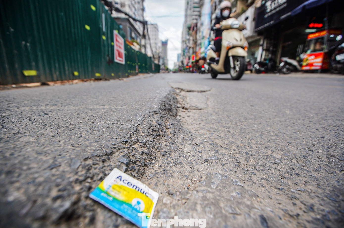 Các vết lún nứt khiến mặt đường lồi lõm, không bằng phẳng.