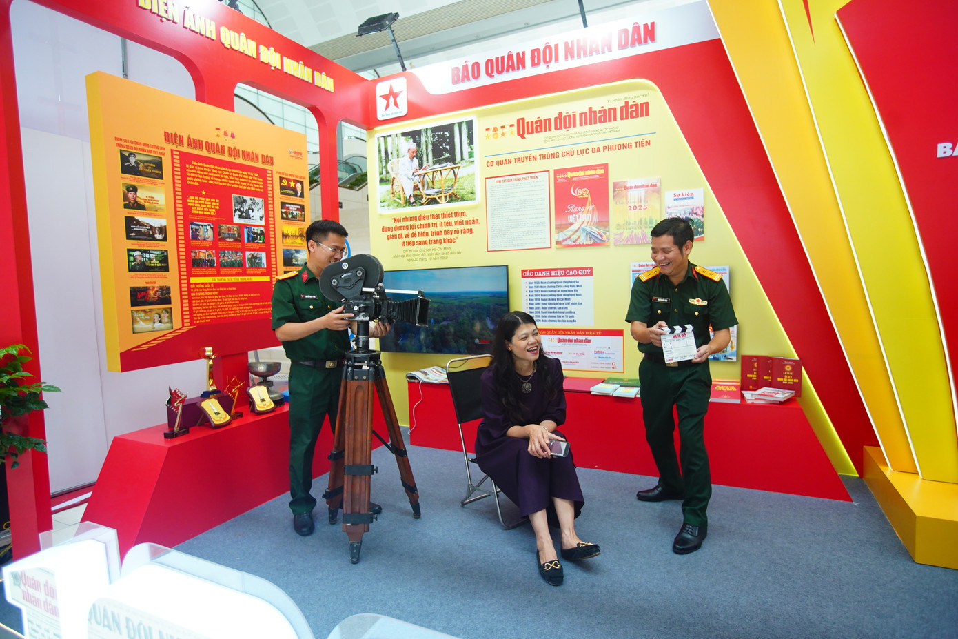 Đến với hội báo, mỗi gian trưng bày đều có dấu ấn riêng nhưng tất cả đều kể lại câu chuyện, dấu ấn của báo mình trong quá trình phát triển.