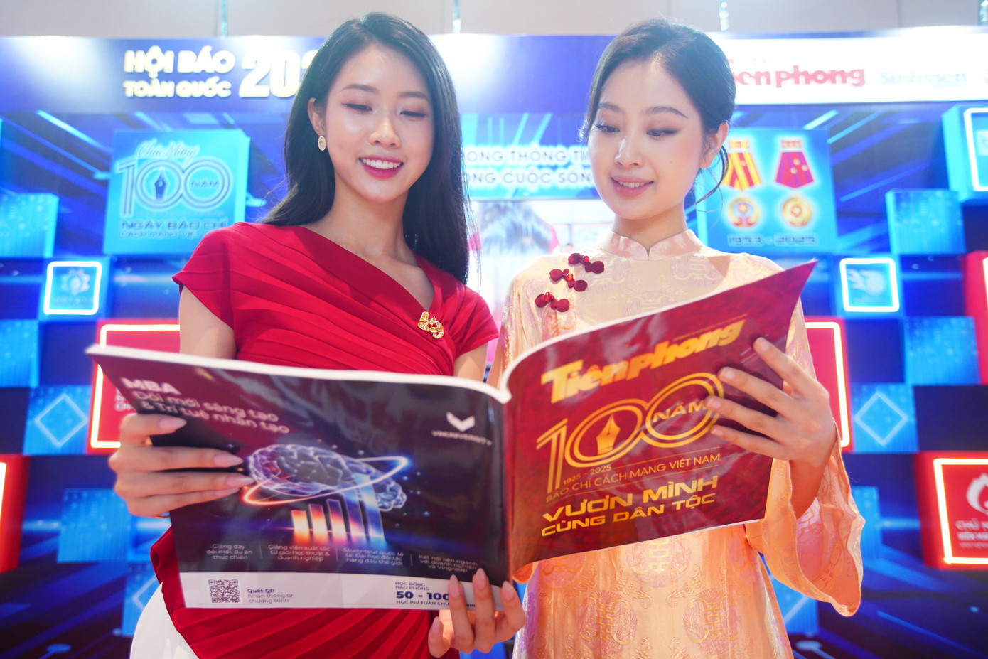 Những sản phẩm truyền thống được báo Tiền Phong trưng bày.