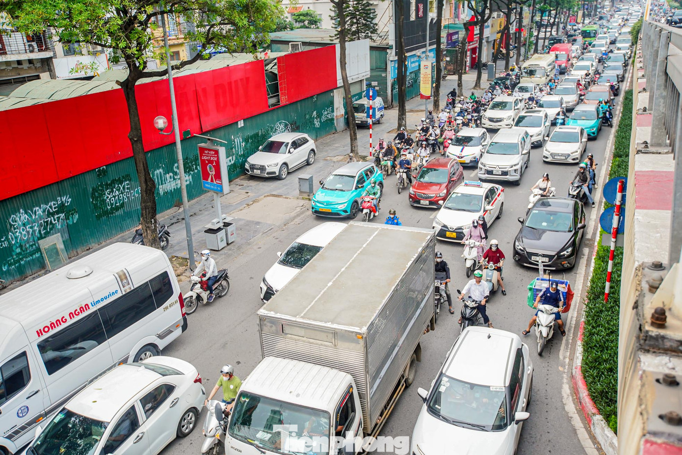 Đoạn dưới chân cầu vượt qua nút giao Trần Duy Hưng - Láng thường xuyên diễn ra ùn tắc kéo dài. Đoạn dưới chân cầu vượt qua nút giao Trần Duy Hưng - Láng thường xuyên diễn ra ùn tắc kéo dài.