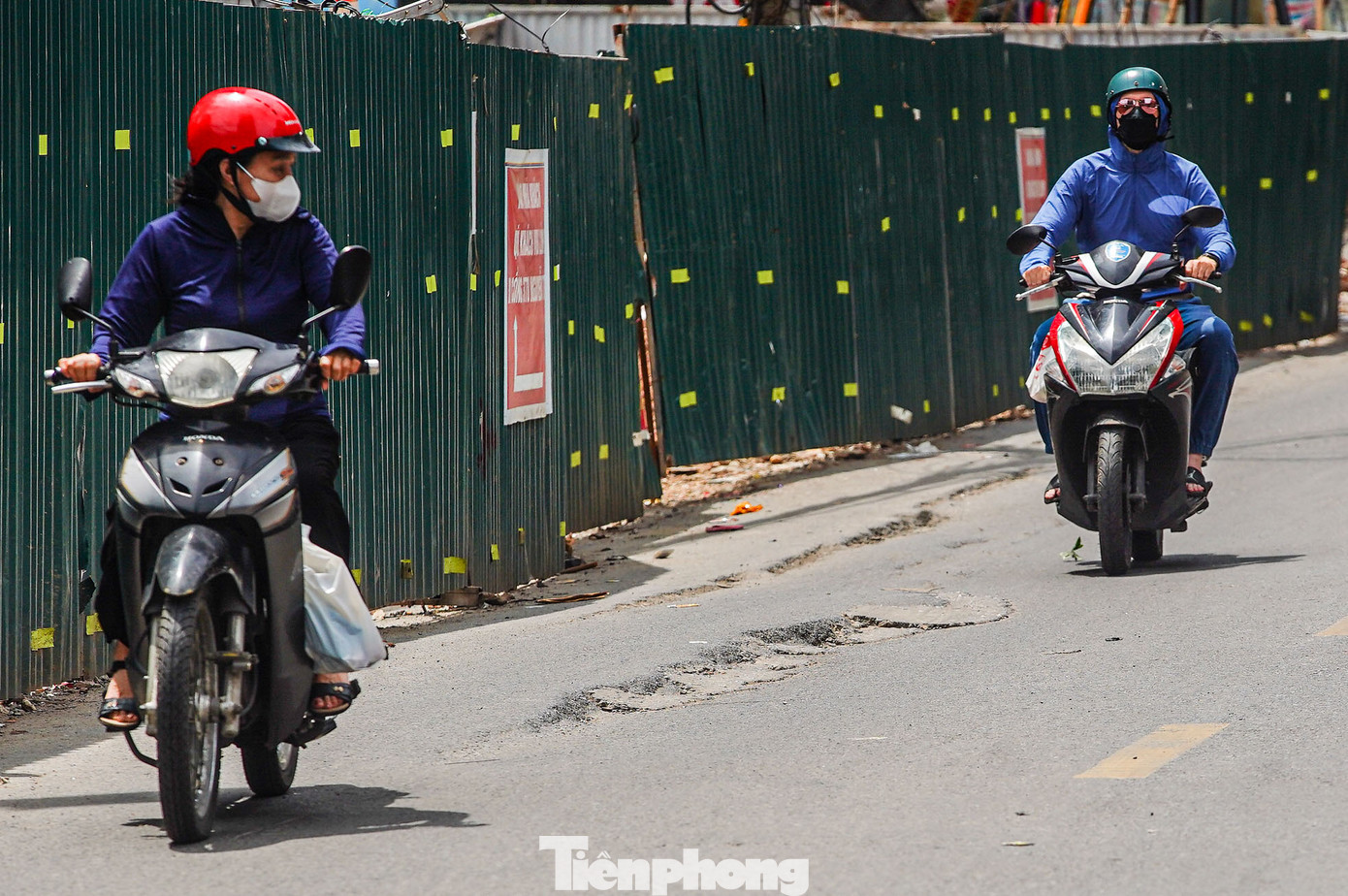 Các phương tiện chỉ có thể di chuyển chậm khi qua đoạn đường trên.