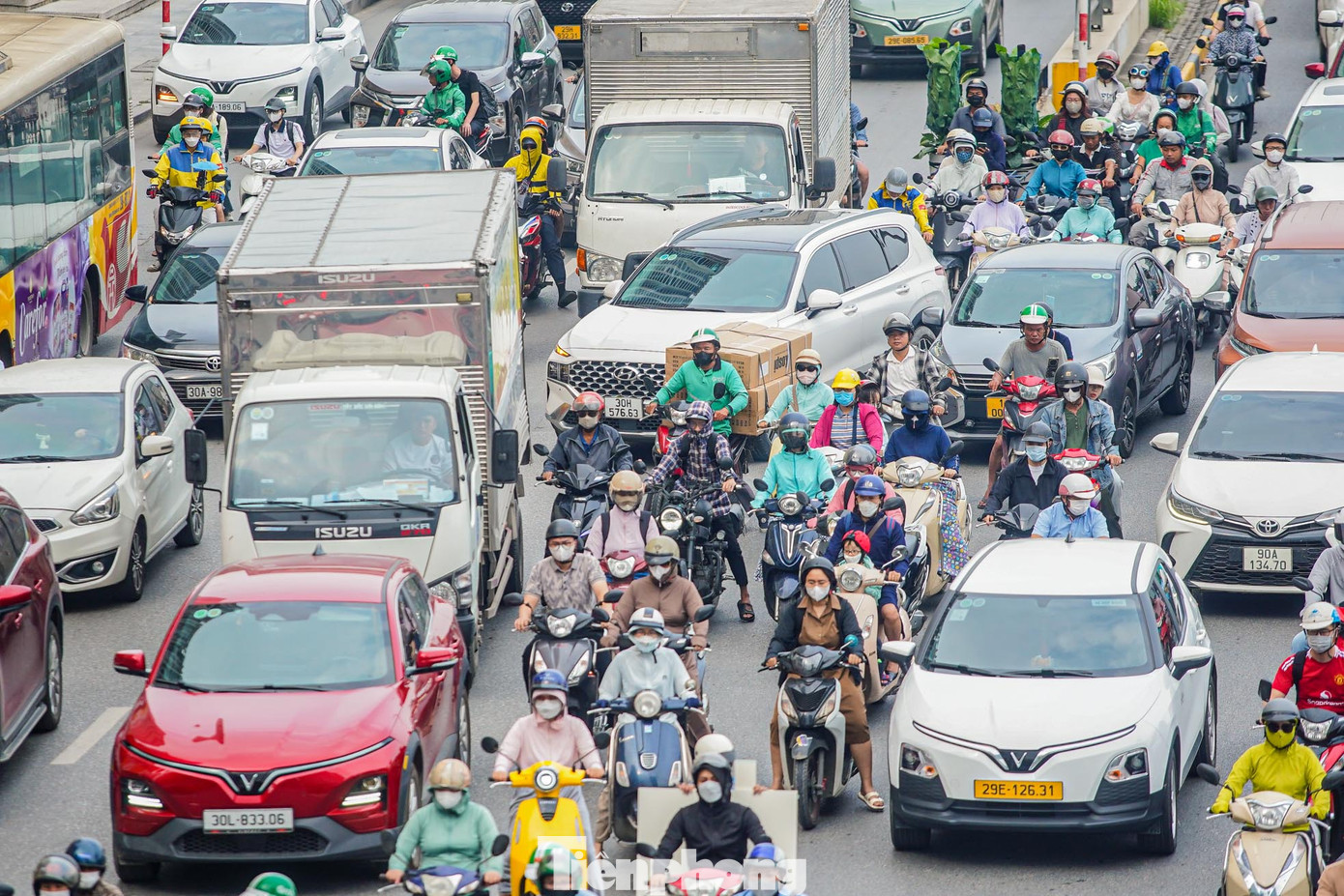 "Hàng ngày đi làm qua đây rất là mệt mỏi, mặc dù đường rộng nhưng ngày nào cũng tắc, ô tô cắt ngang, cắt dọc, lấn làn, nhiều lúc đi xe máy không biết đi vào đâu", anh N.V.Tiến (Hoài Đức, Hà Nội) thường xuyên đi làm qua khu vực Trần Duy Hưng - Nguyễn Chí Thanh bức xúc. "Hàng ngày đi làm qua đây rất là mệt mỏi, mặc dù đường rộng nhưng ngày nào cũng tắc, ô tô cắt ngang, cắt dọc, lấn làn, nhiều lúc đi xe máy không biết đi vào đâu", anh N.V.Tiến (Hoài Đức, Hà Nội) thường xuyên đi làm qua khu vực Trần Duy Hưng - Nguyễn Chí Thanh bức xúc.